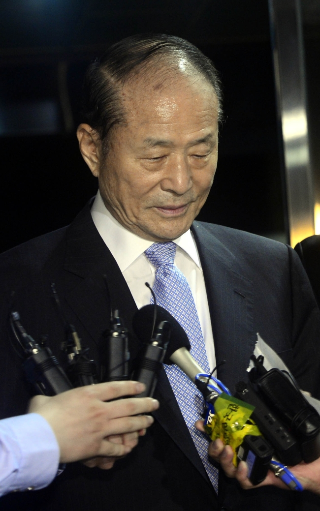 Lee Sang-deuk, the elder brother of President Lee Myung-bak, answers reporters’ questions outside the Supreme Prosecutor’s Office in Seoul, where he was questioned on charges of taking bribes in July.   Yonhap News