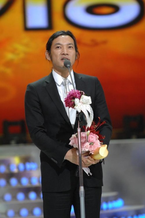 정진영(배우)
MBC ‘나는 가수다2’가 오는 18일부터 7주 동안 방송되는 ‘슈퍼디셈버 2012 가왕전’을 진행할 새로운 메인 MC로 연기파 영화배우 정진영을 발탁했다.