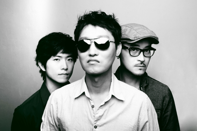 델리스파이스(가수/록밴드)
델리스파이스는 12월 24일 오후 8시 서울 세종문화회관 M시어터에서 ‘델리스파이스 좋아하세요?’라는 타이틀로 무대에 오른다. 티켓 예매는 13일 정오부터 인터파크(ticket.interpark.com)를 통해 시작한다. 크리스마스 이브 공연에 이어 12월 31일엔 부산 영화의 전당에서 ‘응답하라 부산’이란 타이틀로 단독 콘서트를 열 예정이다.