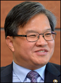 주영진(국회예산정책처장)
열차 기관사를 꿈꾸던 청년이 있었다. 대학 갈 형편이 안돼 그랬다고 한다. 이랬던 그가 어린 시절 매일 보던 철길을 뒤로 한 채 국회로 발길을 돌렸다.
주영진 4대 국회예산정책처장. 시베리아 대륙을 건너 유럽대륙으로 향하는 철마의 꿈을 접고 국회에 들어온 그는 주로 예산분야 일을 맡았다. 국가 자원의 적절한 배분을 통해 우리나라 재정운용을 한단계 끌어올리는 것이야말로 유라시아 대륙을 호령하는 것과 맞먹는 일