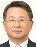 우석형(기업인/신도리코 회장)
사무기기 전문기업 신도리코(대표 우석형)가 중국 진출 10년을 맞아 산둥성 칭다오 생산공장을 글로벌 진출의 발판으로 삼고 있다.
신도리코가 중국에 처음 진출한 것은 2002년 10월. 1년의 공사기간을 거쳐 이듬해 완공된 1기 공장은 가동 90일만에 레이저 프린터 생산라인을 확충했고 6개월 만에 이미지 카트리지 누계 생산대수가 50만대를 돌파했다. 그 성과를 인정받아 산둥성 대외경제무역위원회로부터 2006년 2월 수출선진기업상을 수상했다.