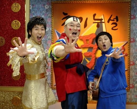유세윤(개그맨),강호동(개그맨/MC),올밴(우승민/가수/올라이즈 밴드)
이날 첫 번째 손님으로 등장한 ‘리틀 싸이’ 황민우 군은 2년 전 ‘스타킹’이 배출한 스타다. 강호동이 낯설지 않은 민우 군은 강호동의 양 볼을 잡아 돌리는 흔치 않는(?) 장면을 연출했다. 강호동이기에 가능한 장면이었다.
강호동은 이날 마지막 무대에 등장한 발달장애를 가진 천재 피아니스트 민수 군과 함께 출연한 어머니가 감격에 겨워 눈물만 흘리자, 뒤에서 어머니를 안심시키는 모습을 보였다.
역시 강호동은 일반인과 가장 잘 어울리는 예능MC다. ‘1박2일’에서 지방에 다녀보면 시골 아저씨, 아줌마, 할머니, 할아버지는 바로 ‘호동아’ 하고 악수를 하거나 껴안는다. 이승기는 귀엽기는 하지만 그렇게까지는 친밀하게 접근하지 않는다.