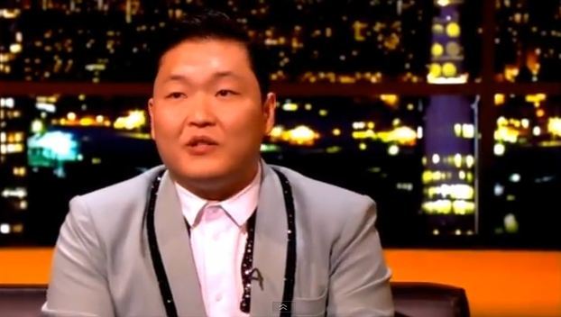 싸이(박재상/가수)
싸이는 지난 10일(현지시간) 영국 ITV ‘조나단 로스 쇼(The Jonathan Ross Show)’에 출연해 “처음으로 다음 춤에 대한 팁을 드리겠다. 신곡 춤은 동물이 아니라 스포츠의 한 종류가 될 것 같다”고 밝혔다. 이에 진행자 로스는 “테니스? 복싱? 다트? 낚시?” 등 다양한 스포츠를 나열하며 답변을 유도했으나 싸이는 의미심장한 미소만 지을 뿐 끝내 입을 열지 않았다.
