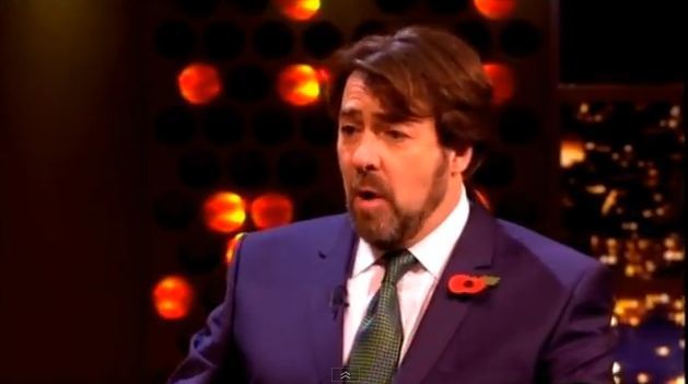 조나단 로스(Jonathan Ross/아나운서)
‘싸이는 지난 10일(현지시간) 영국 ITV ‘조나단 로스 쇼(The Jonathan Ross Show)’에 출연해 “처음으로 다음 춤에 대한 팁을 드리겠다. 신곡 춤은 동물이 아니라 스포츠의 한 종류가 될 것 같다”고 밝혔다. 이에 진행자 로스는 “테니스? 복싱? 다트? 낚시?” 등 다양한 스포츠를 나열하며 답변을 유도했으나 싸이는 의미심장한 미소만 지을 뿐 끝내 입을 열지 않았다.