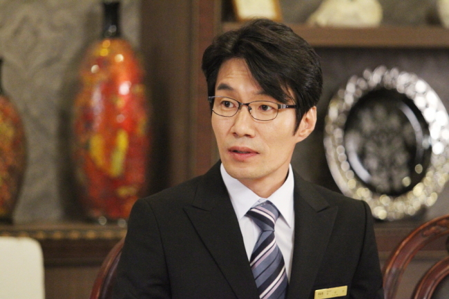 송영규(배우)
KBS2 TV ‘울랄라부부’에 출연중인 배우 송영규가 라이벌 고수남(신현준 분)의 여동생 고일란(쥬니 분)과 술을 마시고 밤을 함께 보내는 ‘사고’를 쳐 그 결과가 주목되고 있다.