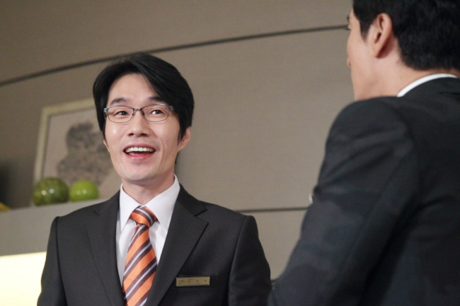 송영규(배우)
KBS2 TV ‘울랄라부부’에 출연중인 배우 송영규가 라이벌 고수남(신현준 분)의 여동생 고일란(쥬니 분)과 술을 마시고 밤을 함께 보내는 ‘사고’를 쳐 그 결과가 주목되고 있다.