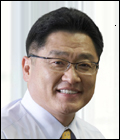 구자균(기업인/LS산전 부회장)
구자균 LS산전 부회장이 불황기 극복의 키워드로 품질과 소통을 꼽았다. 큰 형인 구자열 LS전선 회장이 차기 LS그룹 회장으로 내정되고 구 부회장이 그룹내 산전 부문을 총괄할 것이란 예측이 나오는 가운데 나온 발언으로 관심을 끈다.