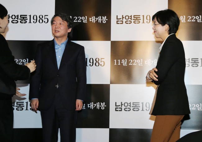 이정희 통합진보당 대선후보(오른쪽)가 12일 저녁 서울 강남구 삼성동 메가박스 영화관에서 열린 <남영동 1985> 시사회에 참석해 안철수 무소속 후보의 인터뷰가 끝나기를 기다렸다가 지나가고 있다. '김근태 고문사건'을 다룬 이 영화의 시사회에는 야권후보들이 대거 참석해 민주통합당 문재인, 무소속 안철수, 진보정의당 심상정 후보가 한자리에서 포토타임을 가졌지만 가장 먼저 도착해 있던 이정희 후보는 이 자리에 참가하지 않았다. 국회사진기자단
이정희 통합진보당 대선후보(오른쪽)가 12일 저녁 서울 강남구 삼성동 메가박스 영화관에서 열린 <남영동 1985> 시사회에 참석해 안철수 무소속 후보의 인터뷰가 끝나기를 기다렸다가 지나가고 있다. '김근태 고문사건'을 다룬 이 영화의 시사회에는 야권후보들이 대거 참석해 민주통합당 문재인, 무소속 안철수, 진보정의당 심상정 후보가 한자리에서 포토타임을 가졌지만 가장 먼저 도착해 있던 이정희 후보는 이 자리에 참가하지 않았다. 국회사진기자단
이정희 통합진보당 대선후보(오른쪽)가 12일 저녁 서울 강남구 삼성동 메가박스 영화관에서 열린 <남영동 1985> 시사회에 참석해 안철수 무소속 후보의 인터뷰가 끝나기를 기다렸다가 지나가고 있다. '김근태 고문사건'을 다룬 이 영화의 시사회에는 야권후보들이 대거 참석해 민주통합당 문재인, 무소속 안철수, 진보정의당 심상정 후보가 한자리에서 포토타임을 가졌지만 가장 먼저 도착해 있던 이정희 후보는 이 자리에 참가하지 않았다. 국회사진기자단