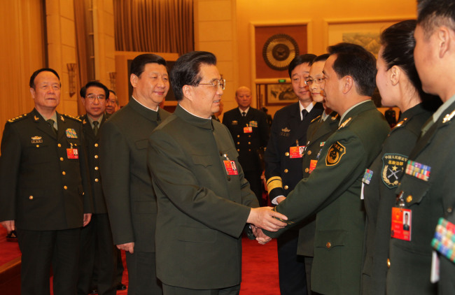 시진핑(Xi Jinping/정치인/중국 부주석),후진타오(가운데/Hu Jintao/정치인/중국국가주석)
지난 3월 베이징에서 열린 인민해방군대표단 회의에서 시진핑 국가 부주석이 중앙군사위원회 부주석으로서 후진타오(가운데) 군사위 주석을 수행해 참석자들과 악수하고 있다.  [사진출처=포털사이트 바이두]