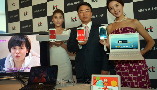 KT는 13일 오전 서울 광화문 사옥에서 olleh ALL-IP 브랜드 및 신규 서비스 출시 기자간담회를 열어 표현명 사장이 선보이고 있다.  olleh ALL-IP란 유선과 무선등 모등 통신망을 하나의 IP망으로 통합해 음성, 데이터, 멀티미디어 등 모든 서비스를 IP 기반으로 제공하는 것을 말한다.<br />김명섭 기자 msiron@heraldcorp.com
KT는 13일 오전 서울 광화문 사옥에서 olleh ALL-IP 브랜드 및 신규 서비스 출시 기자간담회를 열어 표현명 사장이 선보이고 있다.  olleh ALL-IP란 유선과 무선등 모등 통신망을 하나의 IP망으로 통합해 음성, 데이터, 멀티미디어 등 모든 서비스를 IP 기반으로 제공하는 것을 말한다.
김명섭 기자 msiron@heraldcorp.com
표현명(가운데) KT 사장이 13일 서울 광화문 사옥에서 올레  ‘올-아이피(All-IP)’ 브랜드 및 신규 서비스를 소개하고 있다.    김명섭 기자/msiron@heraldcorp.com