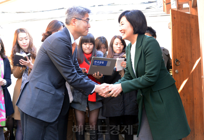 13일 오전 서울 종로구 통의동 류가헌 갤러리에서 문재인-안철수 대선후보의 단일화협상이 열리는 가운데 본격적인 협상에 앞서 안철수 후보 측 조광희 비서실장과 문재인 후보 측 박영선 공동선대위원자이  악수를 하고 있다./안훈기자 rosedale@ 2012.11.13
13일 오전 서울 종로구 통의동 류가헌갤러리에서 문재인-안철수 대선후보의 단일화 협상팀이 첫 회동을 가졌다. 회의에 앞서 안 후보 측 조광희(왼쪽) 비서실장과 문 후보 측 박영선 공동선대위원장이 악수를 하고 있다.  안훈 기자/rosedale@