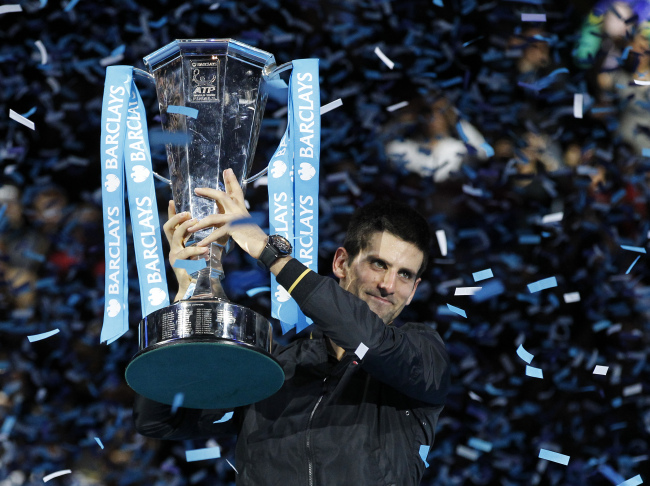 노박 조코비치(Novak Djokovic/테니스선수)
Novak Djokovic of Serbia holds up the ATP World Tour Tennis singles trophy as he poses for photographers after defeating Roger Federer of Switzerland following the final in London on Monday.   AP-Yonhap News