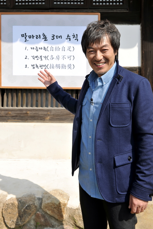김갑수(배우)
배우 김갑수(55ㆍ사진)가 오는 15일 방송하는 MBC 예능프로그램 ‘님과 함께’의 진행을 맡는다.
‘님과 함께’는 부부 위기 극복 프로젝트를 내세운 파일럿 프로그램이다. 배우 김형일 부부, 개그맨 이혁재 부부, 쇼트트랙 코치 김동성 부부, 개그맨 나도야 부부가 출연한다. 이들은 1박 2일 동안 전원에서 생활하며 그 동안 쌓였던 불만과 부부사이의 고충을 해결해나간다.