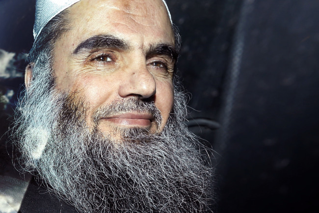 <YONHAP PHOTO-1853> FILE - In this Tuesday, April 17, 2012 file photo, Abu Qatada is driven away after being refused bail at a hearing at London's Special Immigration Appeals Commission, which handles deportation and security cases, in London. Radical Preacher Abu Qatada won his appeal against deportation from Britain to Jordan to face terrorism charges on Monday Nov. 12, 2012. The decision represents a setback to the British government. Home Office officials say they strongly disagree with the ruling. (AP Photo/Matt Dunham, File)/2012-11-12 21:35:03/ <저작권자 ⓒ 1980-2012 ㈜연합뉴스. 무단 전재 재배포 금지.>
Abu Qatada   AP-Yonhap News