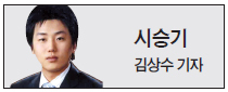 김상수(언론인)
BMW 120d 스포츠라인을 타고 금요일 밤 퇴근길 도심으로 나간 순간, 꽉 막힌 도로가 유난히 곤혹스러웠다. 차량이 멈춰 있을 때마다 주변 사람들의 쏟아지는 시선이 부담스러웠기 때문. 가만히 생각해 보니, 지금까지 BMW의 많은 모델을 시승해 봤지만 이처럼 외부인들의 관심이 뜨거웠던 적은 없었던 듯싶다. 물론 Z4 등 어딜 가도 도저히 숨을 재간이 없는 모델들을 제외한다면 말이다.