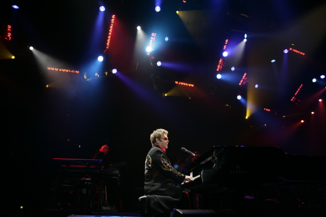 엘튼 존(Elton John/가수)
살아있는 마지막 팝의 전설’ 엘튼 존(Elton John)이 이달 27일 서울에서 공연을 갖는다.
엘튼 존은 음악과 무대예술에 대한 공로를 인정받아 1995년 ‘음악의 노벨상’이라 불리는 폴라음악상을 수상했으며 1996년 영국 왕실로부터 대영제국 3등급 훈장을 수여, 1998년 엘리자베스 2세 여왕으로부터 기사 작위를 부여받았다. 현재까지 정규 30장, 싱글 128장을 포함해 180여 장의 앨범을 발매하고, 총 2억5000만장이라는 경이로운 앨범판매를 기록한 세계적인 아티스트이다.