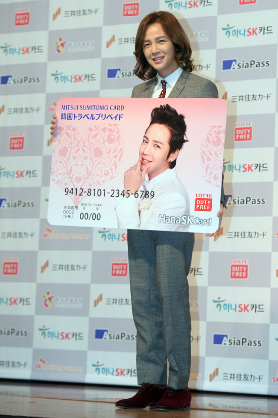 장근석(배우)
배우 장근석이 자신이 모델로 활동하고 있는 미츠이스미모토카드 한국 트래블 페이드 카드의 특징을 설명했다.
장근석은 11월 13일 오전, 서울 소공동 롯데호텔 크리스탈볼룸에서 진행된 ‘미츠이스미토모카드 한국 트래블 페이드’ 출시 기자간담회에 참석해 “이 카드의 가장 큰 특징은 환전의 번거로움이 없다는 것”이라고 입을 열었다.