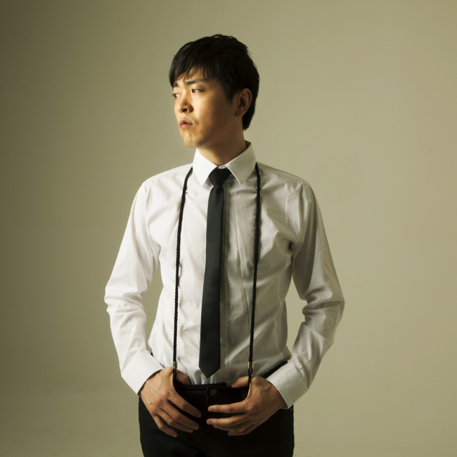 슬로우 쥰(주현철/가수)
슬로우 쥰이 다음달 1일 오후 6시 백암아트홀 소극장서 앨범 발매 기념 단독 콘서트 ‘섬웨어(Somewhere)를 개최한다.
지난 8월 발표된 슬로우 쥰의 3집 앨범 ‘섬웨어’를 기념하는 이번 콘서트는 5년 만에 열리는 단독 콘서트다. 그동안 슬로우 쥰은 그린플러그드 페스티벌이나 북콘서트 등에서만 간간히 모습을 비춰왔다.