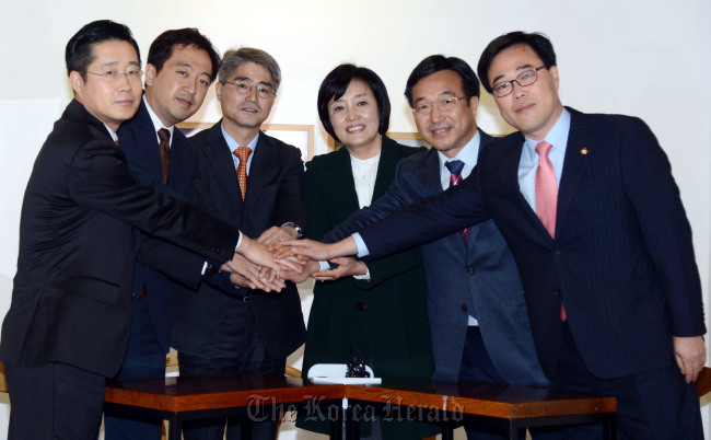 Negotiators for the method of choosing a unified presidential candidate between the Democratic United Party’s Moon Jae-in and independent Ahn Cheol-soo pose at their first meeting in Seoul on Tuesday. From left are Lee Tae-kyu, Geum Tae-seop and Cho Kwang-hee from the Ahn campaign, and Park Young-sun, Yoon Ho-jung and Kim Ki-sik from the DUP.   Ahn Hoon/The Korea Herald