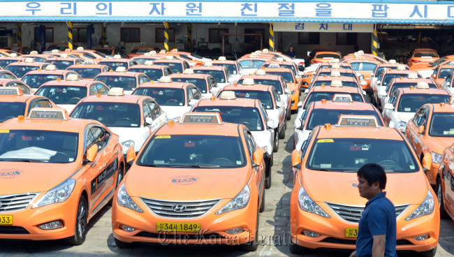 Taxis stand idle in the parking lot of a taxi company in Seoul on June 20 as cabbies across the nation went on strike, demanding a rate hike and other benefits. Kim Myung-sub/The Korea Herald