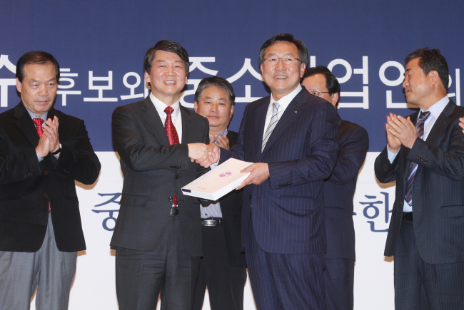 안철수(기업인/교수),김기문(중소기업중앙회 회장)
무소속 안철수 후보가 13일 오전 서울 여의도 중소기업중앙회(회장 김기문)를 찾아 중소기업계의 애로사항을 듣고 중소기업 정책을 전담하는 행정부처 신설과 중소기업과 소상공인 지원을 약속했다