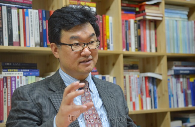 김흥규 성신여대 교수<br />김명섭 기자 msiron@heraldcorp.com
Kim Heung-kyu, professor of Sungshin Women’s University   Kim Myung-sub/The Korea Herald
