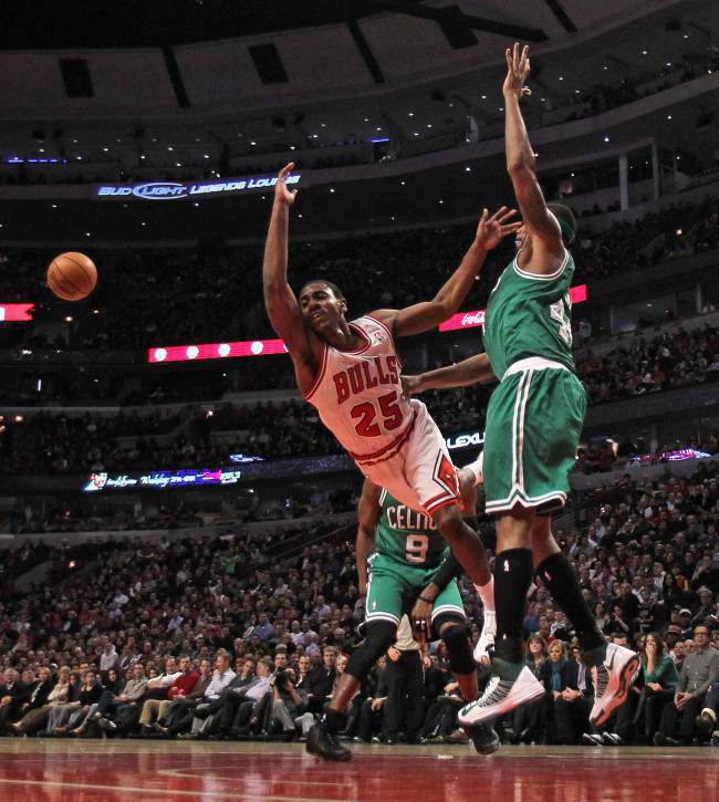 Marquis Teague (left) of the Chicago Bulls looses control of the ball between Rajon Rondo and Chris Wilcox (right) of the Boston Celtics at the United Center in Chicago, Illinois, Monday.   AFP-Yonhap News