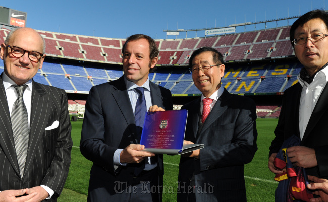 박원순(서울시장)
Sandro Rosell (second from left), president of FC Barcelona, gives a plaque of thanks to Seoul Mayor Park Won-soon (second from right)  on Monday at the team’s Camp Nou stadium in Barcelona, Spain.   Seoul Metropolitan City