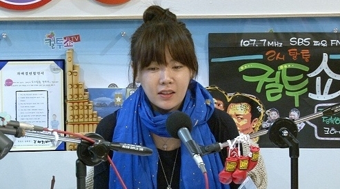 안선영(개그우먼)
안선영은 13일 방송되는 SBS E!TV ‘TV 컬투쇼’ 녹화에서 바쁜 스케줄로 앞머리만 감고 스튜디오에 등장했다. 그는 DJ 컬투의 질타를 받자 “사실 여자연예인들이 생각보다 깨끗하지 만은 않다. 가끔 옆에 가면 썩은 냄새가 나는 경우도 있다”며 “KBS 2TV ‘드림하이’ 촬영 당시 한 여자 아이돌의 변이 얼어버리는 바람에 장기간 화장실을 사용하지 못한 적이 있다”고 말해 방청객들의 궁금증을 자극했다.