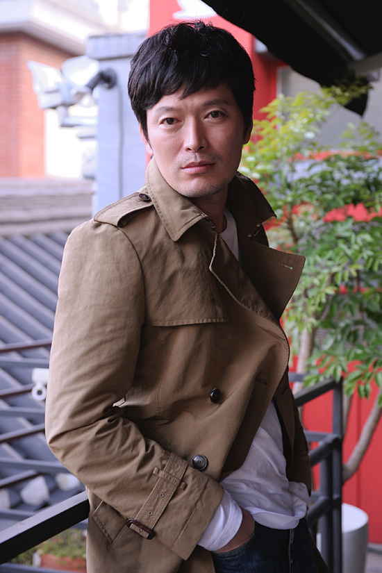 정재영(배우)
배우 정재영이 영화 ‘내가 살인범이다’(감독 정병길)를 통해 형사 최형구로 돌아왔다. 워낙 카리스마 넘치는 연기를 선보였기에 형사 캐릭터도 여러 번 했을 법 했지만 이번이 처음이다. 하지만 기존의 형사 캐릭터와 정재영이 분한 캐릭터는 방향을 달리 한다. 정재영이 연기한 최형구는 범인에 대한 복수심과 인간미를 동시에 지닌 캐릭터기 때문이다.