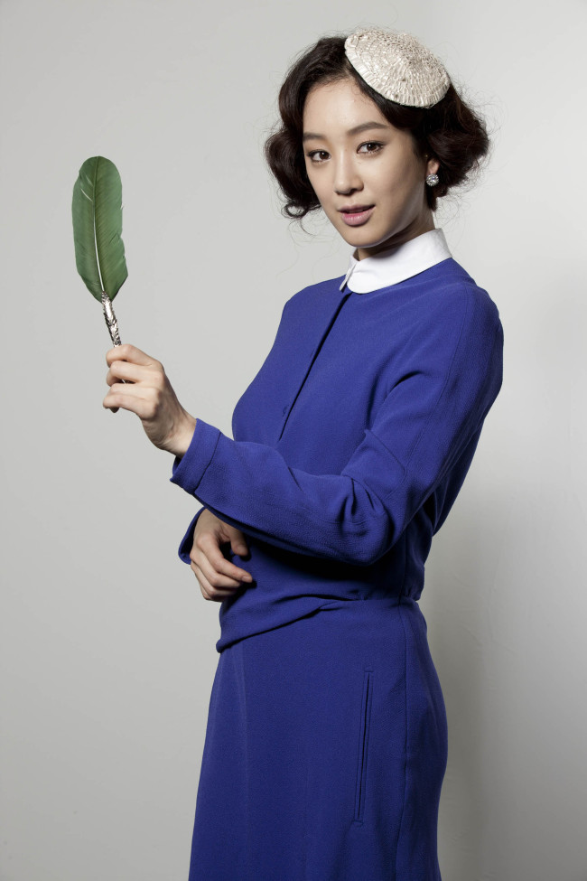 정려원(배우/가수)
SBS ‘드라마의 제왕’의 정려원, ‘대풍수’의 이진, ‘내 사랑 나비부인’의 이희진. 이들의 공통점은 3가지다. 첫 번째는 한때 가요계를 주름잡았던 이들 ‘원조 요정’란 사실, 두 번째는 2002년 브라운관에 데뷔한 10년차 연기자란 사실, 세 번째는 SBS드라마에서 활약하고 있다는 사실이다.