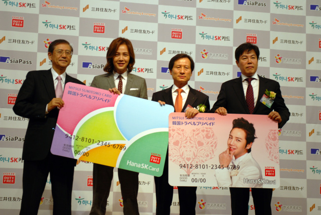 시마다 히데오(좌부터/금융인/SMCC사장),장근석(배우),정해봉(금융인/하나SK카드사장),김태근(기업인/아시아패스 회장)
하나SK카드는 일본 스미토모미쓰이카드(SMCC)와 손잡고 일본인 관광객 대상 한국 전용 선불카드 사업을 시작했다. 지난 13일 서울 소공동 롯데호텔에서 열린 선불카드 발표회에 참여한 시마다 히데오(왼쪽부터) SMCC 사장, SMCC 모델 탤런트 장근석 씨, 정해붕 하나SK카드 사장, 김태근 아시아패스 회장 등이 기념촬영을 하고 있다.