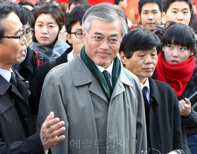 문재인 민주통합당 대통령 후보가 전태일 열사 42주기를 맞아 13일 오후 서울 종로구 창신동 버들다리의 전태일 열사 동상에 헌화한 뒤 관계자로부터 이야기를 듣고 있다.<br />박현구 기자 phko@heraldcorp.com
문재인 민주통합당 대통령 후보가 전태일 열사 42주기를 맞아 13일 오후 서울 종로구 창신동 버들다리의 전태일 열사 동상에 헌화한 뒤 관계자로부터 이야기를 듣고 있다.
박현구 기자 phko@heraldcorp.com