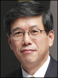 하성민(기업인/SKT사장)
하성민 SK텔레콤 사장은 14일 서울 구로구 궁동 소재 장애인 학교인 서울 정진학교에서 자사의 학습 지원 솔루션인 ‘스마트 로봇’(알버트)를 적용해 장애 학생들의 학습을 돕는 ‘가능성 교실’ 오픈 행사를 가졌다.
