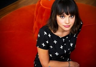 노라 존스(Norah Jones/가수)
미국의 싱어송라이터 노라 존스(Norah Jonesㆍ사진)가 오는 17일 오후 7시 잠실 실내체육관에서 내한공연을 갖는다. 노라 존스의 내한은 2005년 이후 7년 만이다.