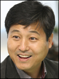 김영배(성북구청장)
김영배 성북구청장(45ㆍ사진)은 민선 5기 반환점을 돈 지난 1일 헤럴드경제와 인터뷰에서 “민선 5기의 출범과 동시에 복지라는 아젠다를 일상적인 의제로 끌어올려 친환경 무상급식과 지역사회복지협의체 등의 밑거름을 제공한 것이 하나의 성과였다”며, “이젠 복지를 시혜가 아닌 주민들이 당연히 누려야 하는 권리로 정착시키는 것이 남은 과제”라고 밝혔다.