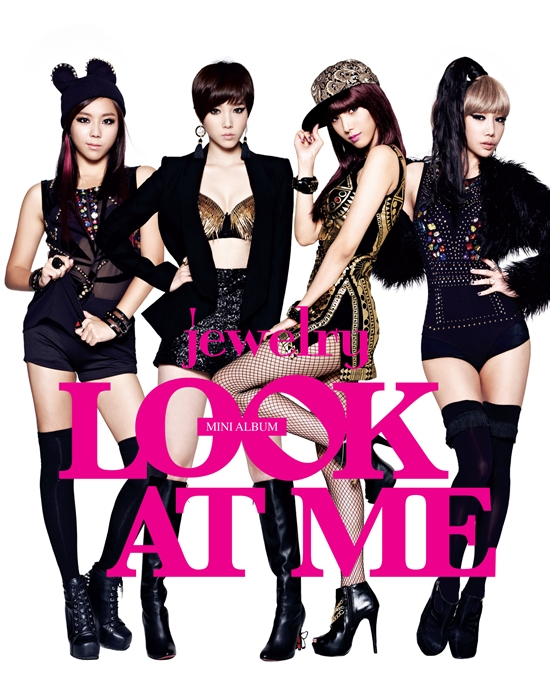 쥬얼리(가수/걸그룹)
걸그룹 쥬얼리가 ‘룩앳미(Look At Me)’의 활동을 마무리하고 12월 초 신곡으로 컴백한다.
스타제국 측은 “금주 음악방송을 마지막으로 쥬얼리가 미니앨범 ‘룩앳미’의 공식적인 방송활동을 마무리 하고 12월 초 발매할 새 디지털 싱글 앨범 준비에 매진한다”고 11월 14일 밝혔다.