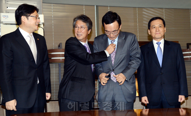 14일 오전 서울 정동 달개비 식당에서 문재인 후보측과 안철수 후보측 통일.외교.안보 정책 및 경제.복지 정책 실무팀이 정책을 조율하기 위해 만나 첫 회의를 진행한다.문재인 측 김기정(왼쪽 두번째) 남북경제연합위원회 위원이 기념촬영에 앞서 이봉조 전 통일부 차관의 넥타이를 보쳐주고 있다./안훈기자 rosedale@ 2012.11.14
14일 오전 서울 정동 달개비 식당에서 문재인 후보측과 안철수 후보측 통일.외교.안보 정책 및 경제.복지 정책 실무팀이 정책을 조율하기 위해 만나 첫 회의를 진행한다.문재인 측 김기정(왼쪽 두번째) 남북경제연합위원회 위원이 기념촬영에 앞서 이봉조 전 통일부 차관의 넥타이를 보쳐주고 있다./안훈기자 rosedale@ 2012.11.14