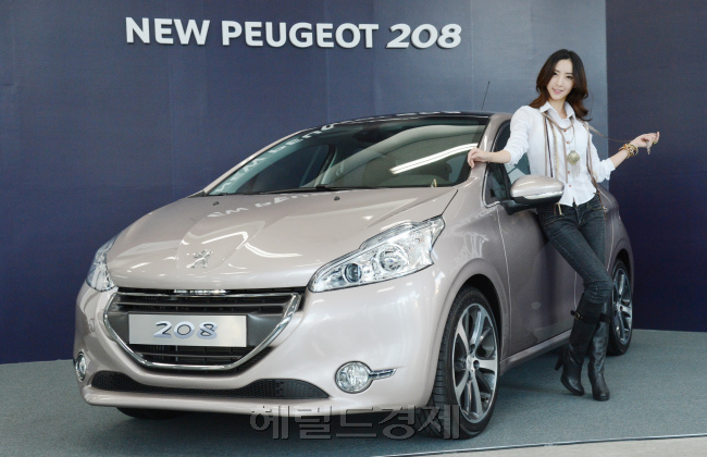 14일 푸조(PEUGEOT)의 한국 공식수입원 한불모터스에서 푸조의 프리미엄 해치백 모델 208을 성수동 본사에서 런칭행사를 통해 국내시장에 선보이고 있다. 푸조 208은 8세대모델로 미니멀하며 직관적인 인스트루먼트 패널을 도입, 내부시야가 우수하며 고강도 경량화 강판으로 차체는 더 작아졌으나 내부 공간은 더 커지는 효율적인 에어로다이나믹구조를 채택하였다. 전세대207보다 무게를 110키로 줄이고 푸조의 최대강점인 연비로 1.6 e-HDi모델은 18.8키로의 연비를 보여 동급최대의 성능을 발휘한다. 총3종류의 모델로 2천9백9십만원에서 2천5백9십만원대로 구성되어 있다.<br />정희조 기자/checho@heraldcorp.com 111114
14일 푸조(PEUGEOT)의 한국 공식수입원 한불모터스에서 푸조의 프리미엄 해치백 모델 208을 성수동 본사에서 런칭행사를 통해 국내시장에 선보이고 있다. 푸조 208은 8세대모델로 미니멀하며 직관적인 인스트루먼트 패널을 도입, 내부시야가 우수하며 고강도 경량화 강판으로 차체는 더 작아졌으나 내부 공간은 더 커지는 효율적인 에어로다이나믹구조를 채택하였다. 전세대207보다 무게를 110키로 줄이고 푸조의 최대강점인 연비로 1.6 e-HDi모델은 18.8키로의 연비를 보여 동급최대의 성능을 발휘한다. 총3종류의 모델로 2천9백9십만원에서 2천5백9십만원대로 구성되어 있다.
정희조 기자/checho@heraldcorp.com 111114