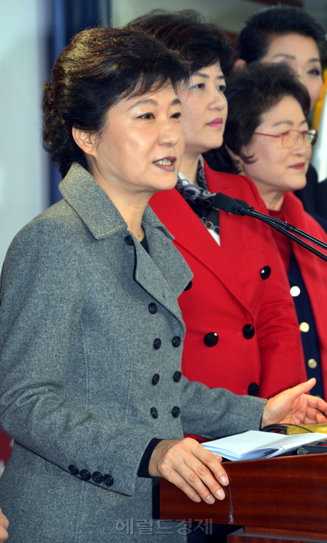 박근혜 새누리당 대선 후보가 14일 서울 여의도 당사에서 여성정책 발표를 하고 있다. 박현구 기자phko@heraldcorp.com
박근혜 새누리당 대선 후보가 14일 서울 여의도 당사에서 여성정책 발표를 하고 있다. 박현구 기자phko@heraldcorp.com
박근혜 새누리당 대선 후보가 14일 서울 여의도 당사에서 여성정책 발표를 하고 있다. 박현구 기자phko@heraldcorp.com