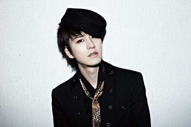 슈퍼주니어 규현이 SBS 대기획 ‘대풍수’ OST에 참여한다.
규현(조규현/가수/슈퍼주니어)
규현이 부른 OST는 ‘대풍수’의 엔딩 테마곡 ‘한번만’으로 14일 정오에 지니, 멜론, 소리바다 등 각종 음원 사이트를 공개된다. ‘한번만’은 같은 날 방송되는 ‘대풍수’ 11회부터 극에 삽입된다.
한편, ‘대풍수’는 매주 수요일과 목요일 오후 9시 55분 SBS를 통해 방송된다.