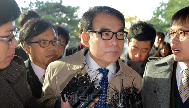 금품수수 혐의로 김수창 특임검사팀에 소환된 서울고검 김광준 검사가 14일 오전 서서울 서부지검으로 출두하고 있다.<br />김명섭 기자 msiron@heraldcorp.com
금품수수 혐의로 김수창 특임검사팀에 소환된 서울고검 김광준 검사가 14일 오전 서서울 서부지검으로 출두하고 있다.
김명섭 기자 msiron@heraldcorp.com
뿔테안경, 전형적인 바바리코트, 약간 벗겨진 이마. 서울고검 김광준 검사가 금품 수수 혐의로 친정인 검찰에 소환되고 있다. 차명계좌까지 만들어 돈을 받았던 김 검사. 그가 지난 13일 10시간 동안 조사를 받은 데 이어, 14일 오전 서울 서부지검으로 출두하고 있다. 김명섭 기자/msiron@heraldcorp.com