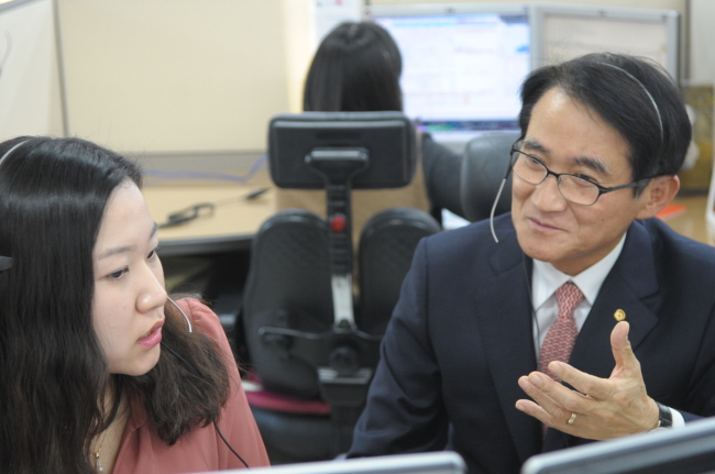 임일수(금융인/한화투자증권 대표)
고객약속’을 선포한 한화투자증권이 이번엔 임일수<사진 오른쪽> 대표이사가 직접 고객의 목소리를 듣는 현장체험 활동에 나섰다.
임일수 한화투자증권 대표는 지난 13일 서울 마포구에 위치한 고객지원팀을 찾아 고객들의 HTS, 모바일, 홈페이지 등의 트레이딩 시스템 관련 애로사항을 직접 들어보고, 다양한 메뉴 개발 및 신속한 업무 프로세스 등의 고객 요청에 귀를 기울이는 상담원 체험 활동을 했다.