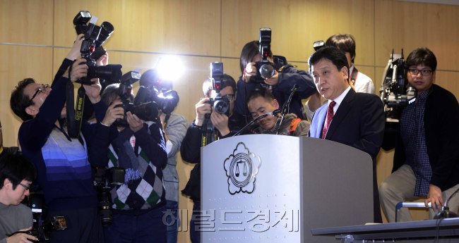 이광범 특별검사가 14일 오전 서초동 서울변호사교육문화회관에서 지난 30일 동안 조사했던 이명박 대통령의 내곡동 사저 부지 매입 의혹 수사결과를 발표하고 있다. 박해묵 기자/mook@heraldcorp.com
이광범 특별검사가 14일 오전 서초동 서울변호사교육문화회관에서 지난 30일 동안 조사했던 이명박 대통령의 내곡동 사저 부지 매입 의혹 수사결과를 발표하고 있다. 박해묵 기자/mook@heraldcorp.com
몸통은 그냥 쏙 빠졌다. 예상했던 대로다. 깃털은 날라갔다. 무거운 몸통은 그대로, 가벼운 깃털은 강풍에 날렸다. 이명박 대통령의 내곡동 사저 부지 매입 의혹사건 특검팀은 14일 수사 발표에서 이 대통령의 아들 시형(34) 씨의 부동산실명제법 위반 의혹에 대해 ‘혐의 없음’ 처분했다.  박해묵 기자/mook@heraldcorp.com
