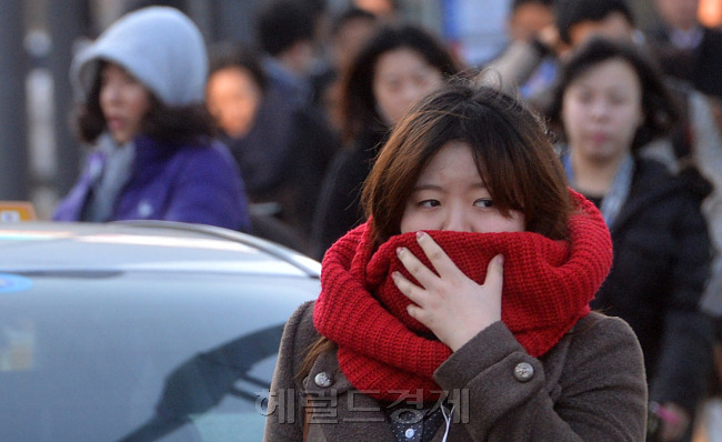 밤사이 서울에 눈이 내리며 서울의 아침기온이 영하를 기록하는등 올가을 들어 가장 추운 날씨를 보인 14일 오전 광화문네거리에 시민들이 종종걸음으로 출근길을 서두르고 있다. <br />이상섭 기자. babtong@heraldcorp.com 2012.11.14
밤사이 서울에 눈이 내리며 서울의 아침기온이 영하를 기록하는등 올가을 들어 가장 추운 날씨를 보인 14일 오전 광화문네거리에 시민들이 종종걸음으로 출근길을 서두르고 있다.
이상섭 기자. babtong@heraldcorp.com 2012.11.14