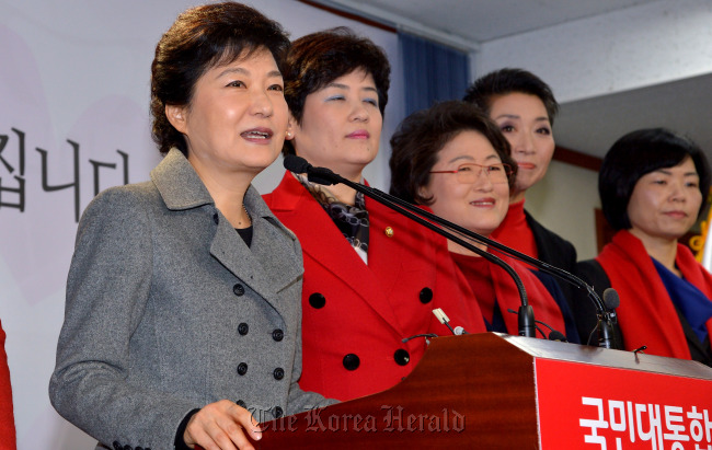 Saenuri Party presidential candidate Park Geun-hye announces her campaign pledges regarding women’s issues on Wednesday. Park Hyun-koo/The Korea Herald