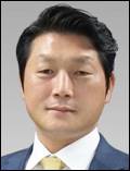 허창용(기업인/유큐브 대표)
유큐브㈜(대표 허창용ㆍwww. ucube.kr)는 시스템통합(SI), 솔루션 전문기업으로 SI시장에서 정부사업 및 공공기관의 대형 프로젝트를 수행해왔다. 시스템 그 너머까지 감지하는 촉각은 오랜 경험과 연구개발의 결과이다. 우수 사원에 대한 충분한 시상과 팀워크가 원동력이다. 현재 금융, 공공, 국방, 통신, 제조 및 서비스 등 다양한 영역에 걸쳐 컨설팅, 구축, 유지 보수까지 IT종합서비스를 제공하고 있다. 경쟁사는 모기업 우산 아래 있다지만 유큐브에는 사치다.