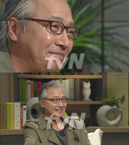 이경영(배우)
제작진에 따르면 이날 녹화에서 이경영은 “10년 전 불미스러운 사건을 겪으며 오랫동안 공백기를 가진 배우 이경영이 최근 녹화에서 당시 사건에 얽힌 심경과 그로 인한 아픈 가족사를 고백”했다. 특히 이경영은 녹화에서 다섯 살 이후 10년 동안 보지 못한 아들을 그리워하며 인터뷰 내내 하염없이 눈물을 흘렸다. 제작진은 “평소 주변에 이경영의 눈빛을 닮은 청년을 만나거든 ‘네 아빠가 너를 참 많이 그리워했다’는 말을 꼭 전해달라 한다”는 이경영의 이야기를 전했다.