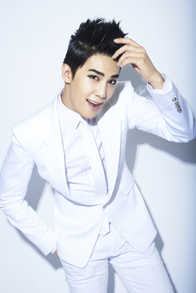 박정민(가수/SS501)
연일 새로운 아티스트가 등장하는 現가요계. 낯익은 얼굴 하나가 출발선에 섰다. 남성 아이돌그룹 더블에스오공일(SS501) 출신 박정민. 그가 모든 짐을 내려놓고, 도약할 준비를 마쳤다.