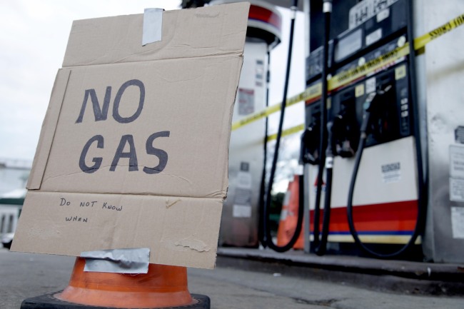 A sign indicates that fuel has run out at a gas station in the Brooklyn borough of New York on Nov. 2.   AP-Yonhap News